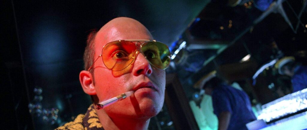 Johnny Depp sehen wir in Fear and Loathing in Las Vegas in einer absoluten Paraderolle