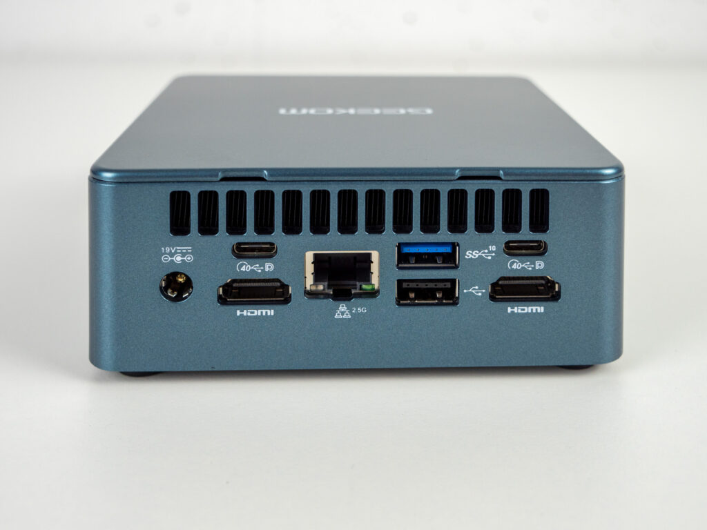 Anschlüsse auf der Rückseite des Geekom Mini IT13: HDMI 2.0, USB 4 mit Displayport, USB 3.2, 2.5Gbit LAN uvm.