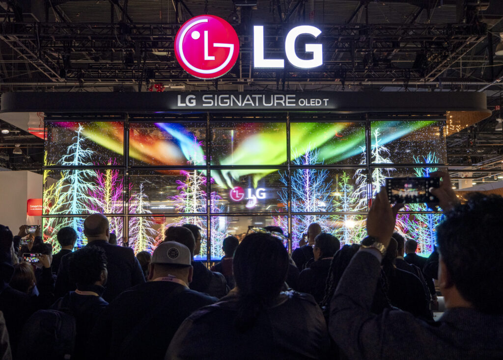 LG Signature OLED T Transparent OLED TV auf der CES