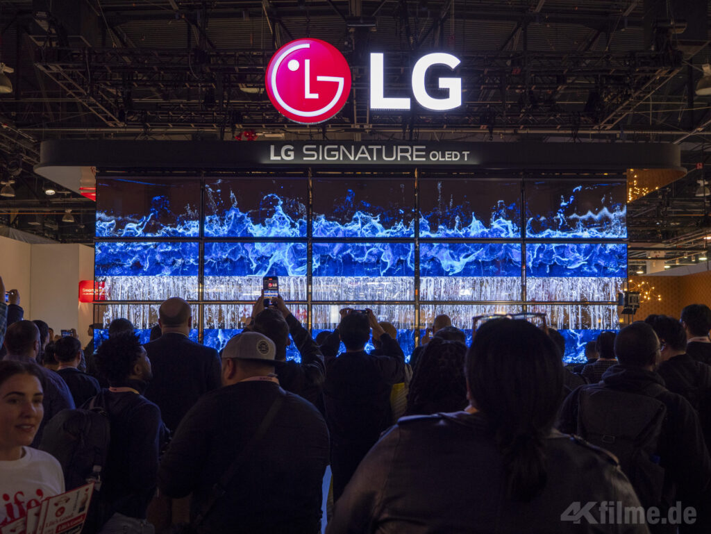 Beeindruckendes audiovisuelles Spektakel mit beweglichen Bühnenelementen präsentierten den LG OLED T auf der CES 2024