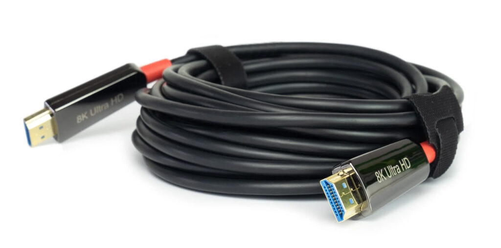 Ein langes HDMI 2.1-Glasfaserkabel von FeinTech 