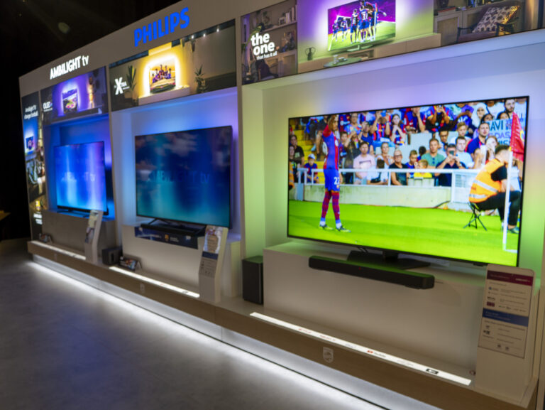 Philips OLED-Einstieg besitzt vier HDMI 2.1-Anschlüsse – Premium-Geräte dagegen nur zwei