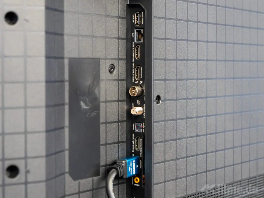 HDMI 2.1-Anschlüsse auf der Rückseite des TCL C855 für Gaming-Features wie 144Hz, 240Hz, VRR oder ALLM