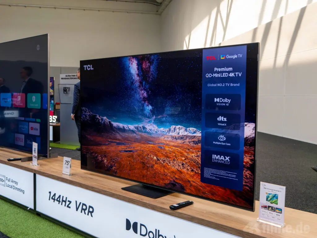 Trotz hoher Umgebungshelligkeit in der Halle, präsentiert sich der TCL C855 4K Mini-LED-TV mit hoher Farbbrillanz und hohem Kontrast