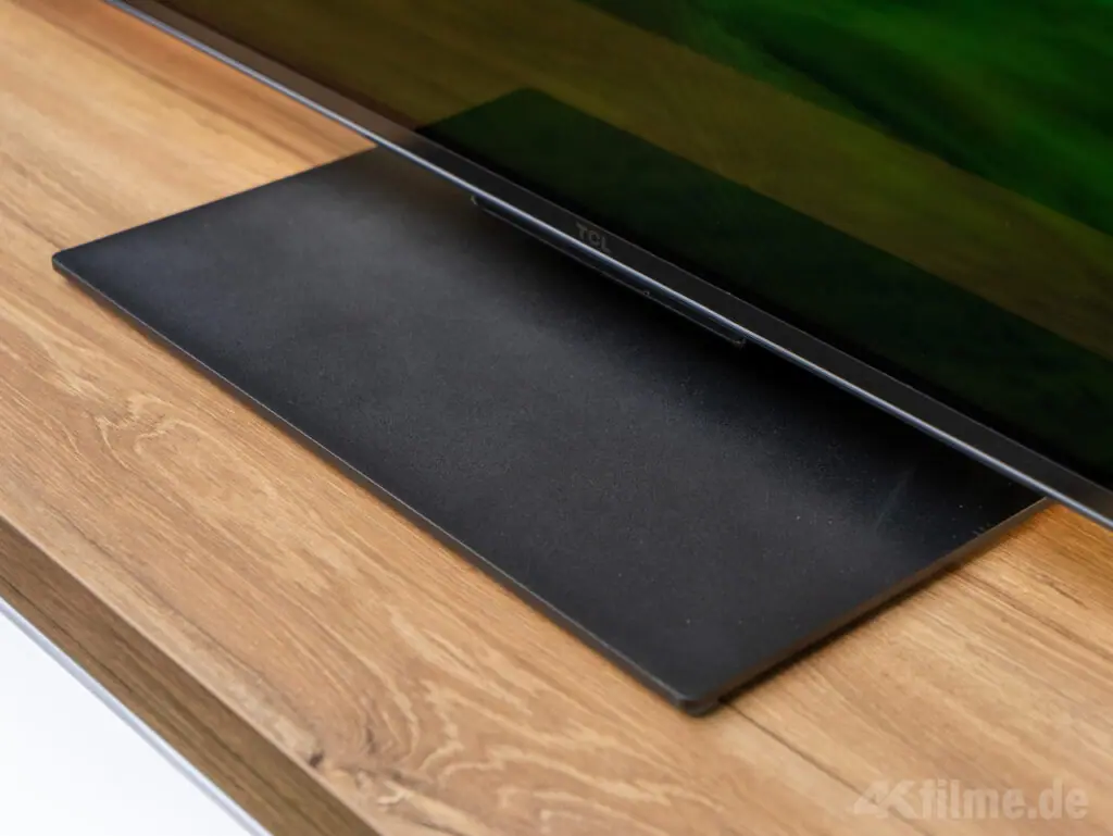 Der mittige Standfuß aus Metall ist für die 65 und 75 Zoll-Variante des TCL C855 reserviert. Die größeren Modelle setzen auf einzelne, seitliche Standfüße für mehr Stabilität