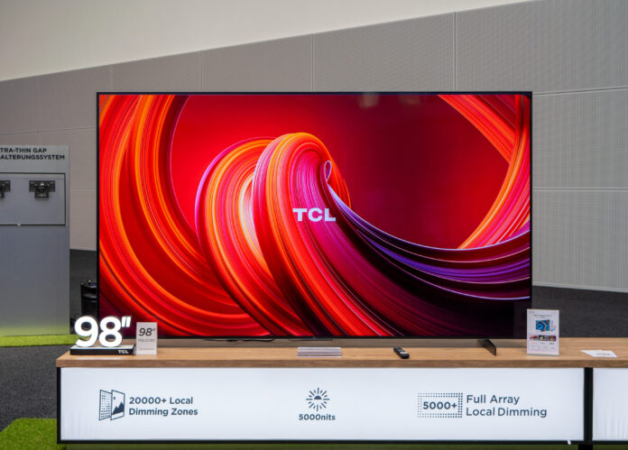 Der 98 Zoll TCL 98MQLED80 wird derzeit von mediamarkt.de zum Bestpreis angeboten