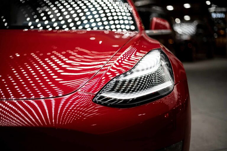 Multimedia unterwegs im Fadenkreuz: Regulierung für Tesla und Co.