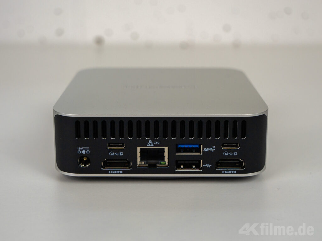 Die Anschlüsse auf der Rückseite des Geekom A7 Mini-PC lassen nichts vermissen. Alles da inkl. 2x HDMI 2.0 sowie 2x USB-C 40Gbit mit DisplayPort-Alt-Modus