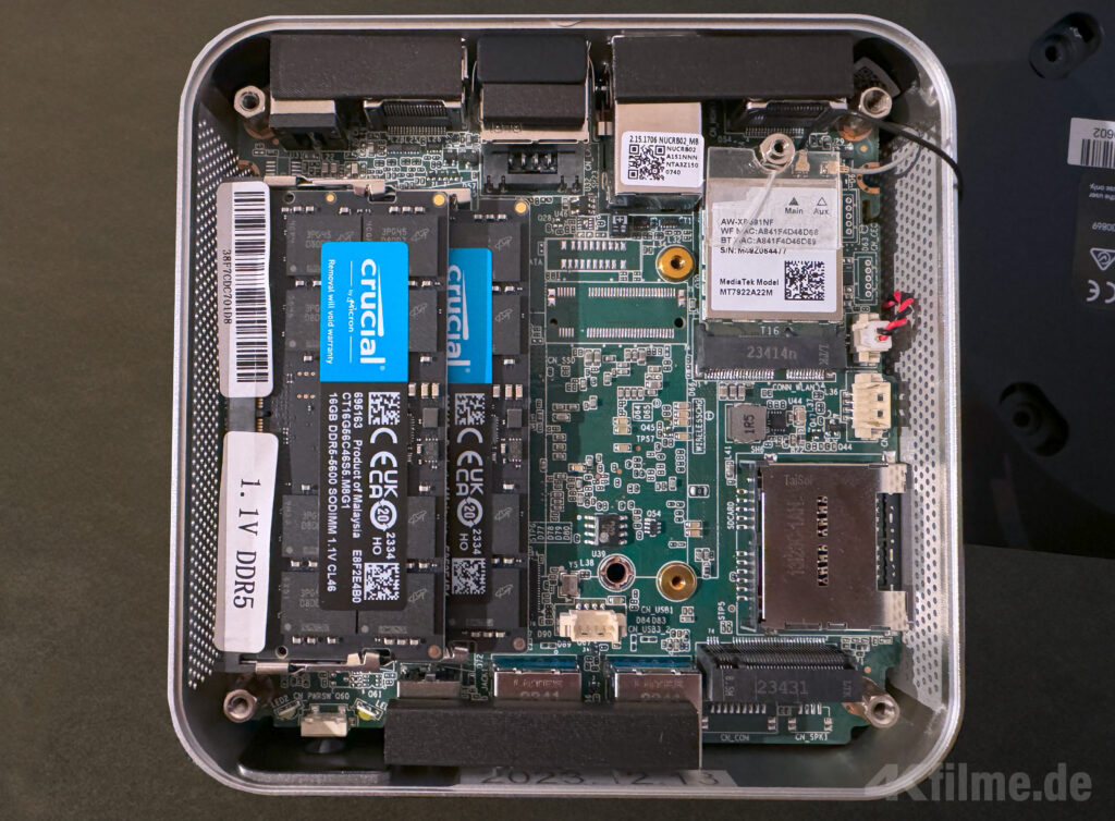 Das Innenleben des Geekom A7 Mini-PC (mit entnommener 2TB SSD). Gut erkennbar der DDR5-Ram von Crucial sowie das Mediatek Bluetooth/WLAN-Modul