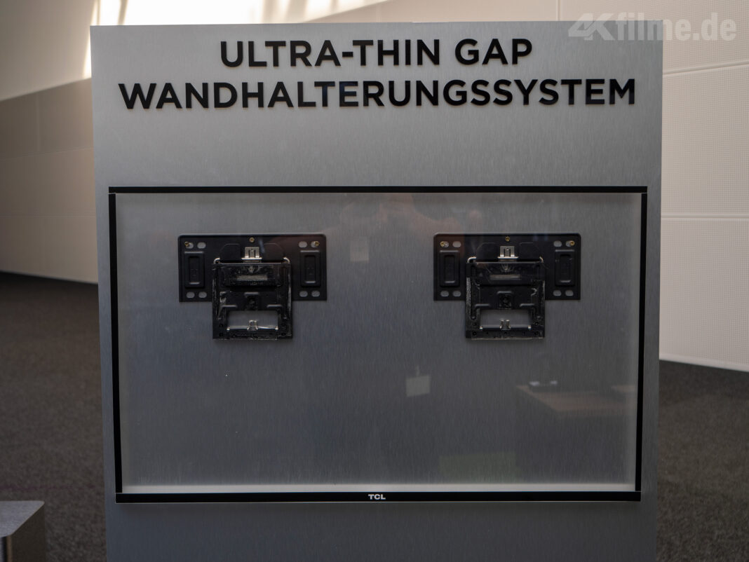 Alle X955-Modelle kommen mit Standf&uuml;&szlig;en sowie einer Ultra-Thin-Gap-Wandhalterung von TCL
