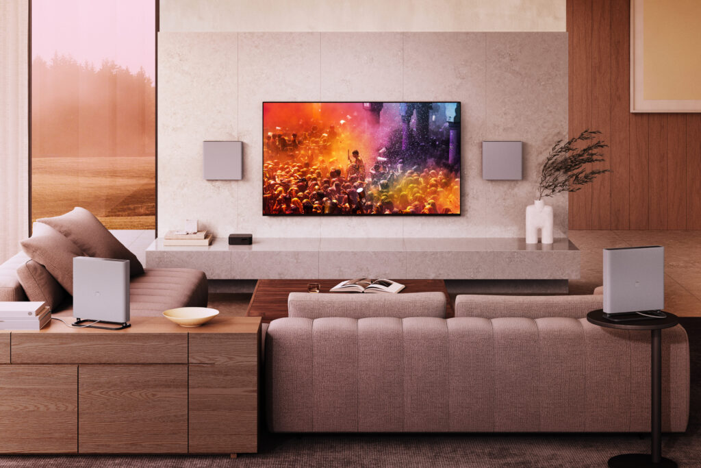 Der neue Sony Bravia 8 OLED TV mit der neuen Bravia Theatre Quad Audiolösung (graue Lautsprecher)
