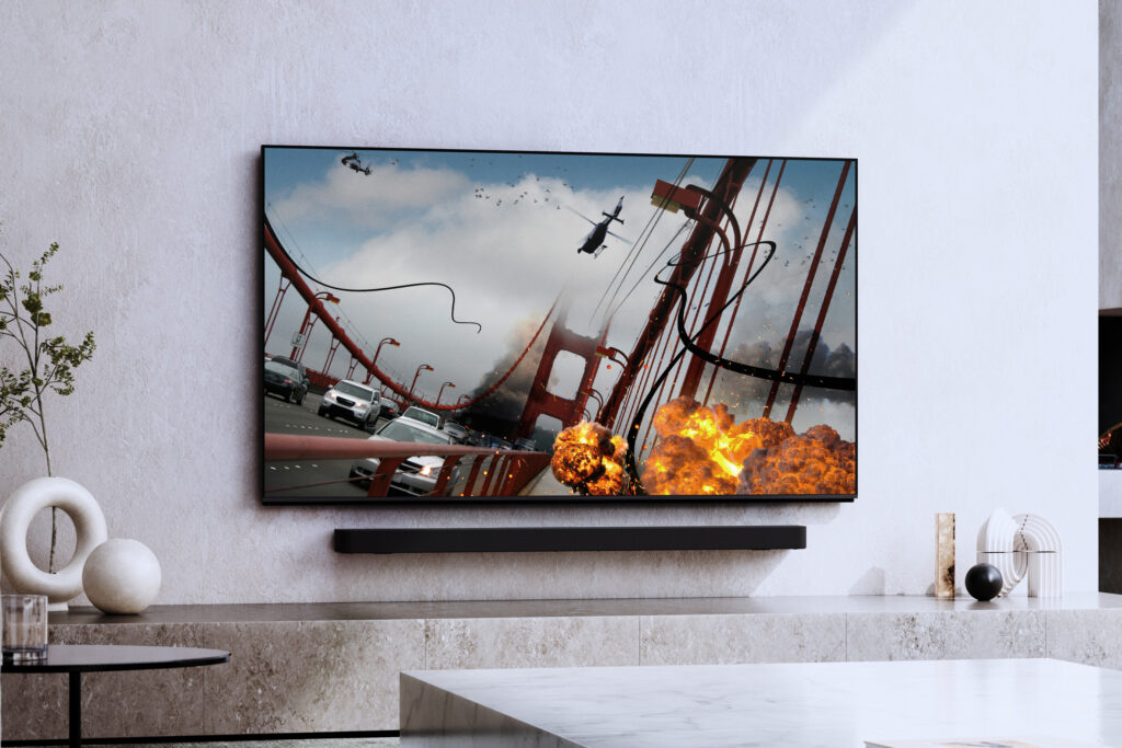 Der Sony Bravia 9 4K Mini-LED-TV an die Wand montiert. Darunter die neue Bravia Theatre Bar 9 Soundbar