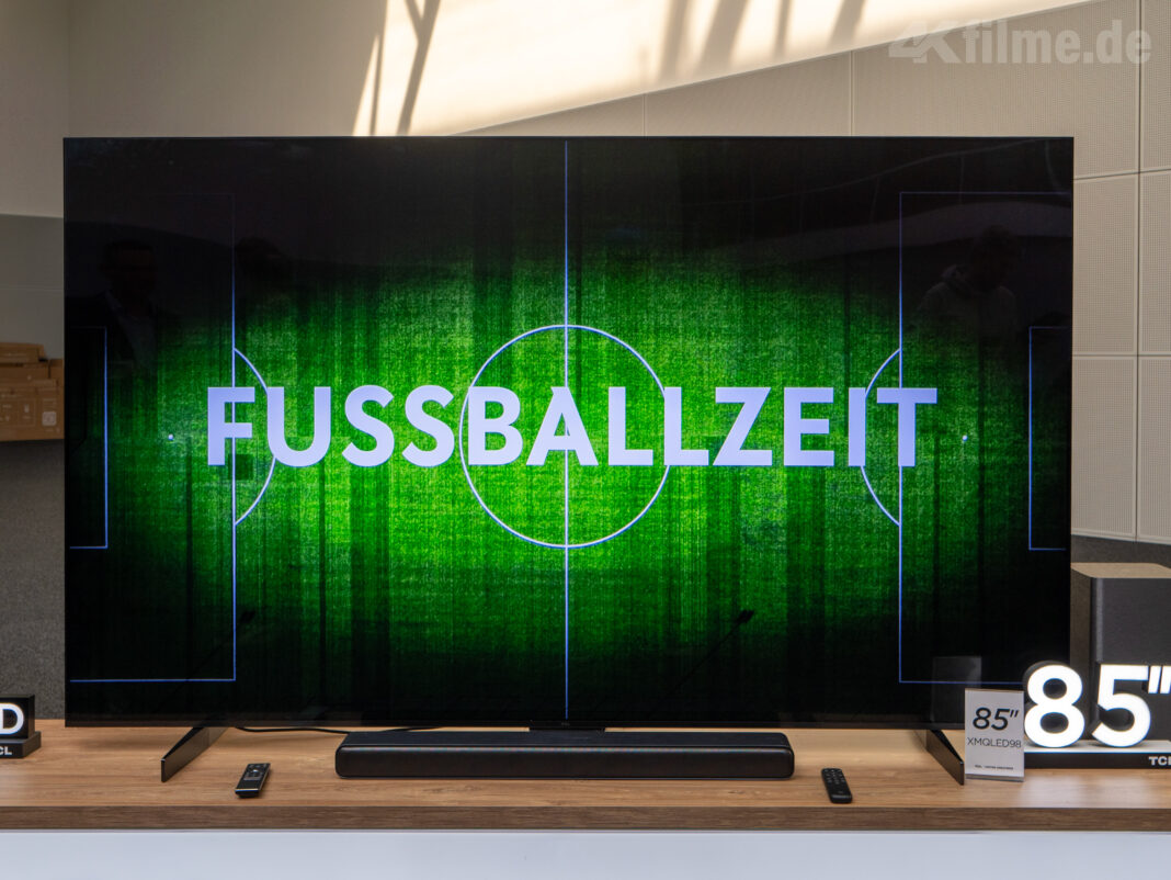 Der TCL 85X955: Perfekt f&uuml;r Fu&szlig;ball, Gaming, Filme, Serien oder regul&auml;res Fernsehen