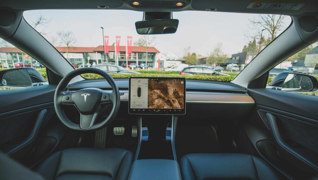 Im Tesla-Cockpit spielt das zentrale Display eine wichtige Rolle.