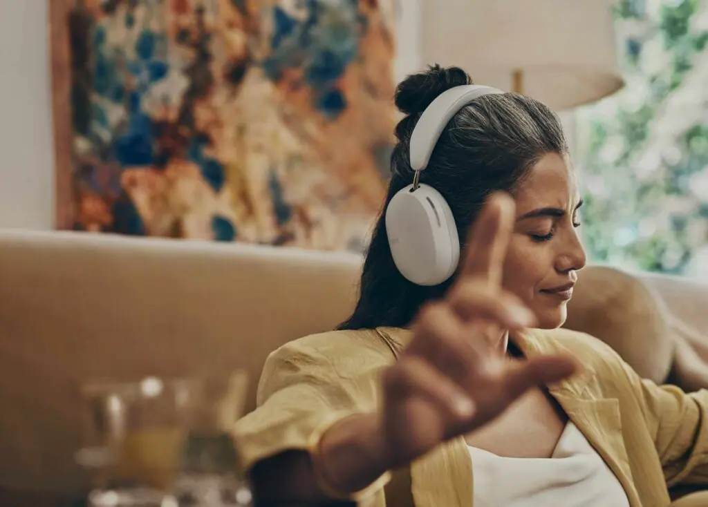 Die Sonos Ace sollen sowohl beim Musikhören als auch im Heimkino Spaß machen.