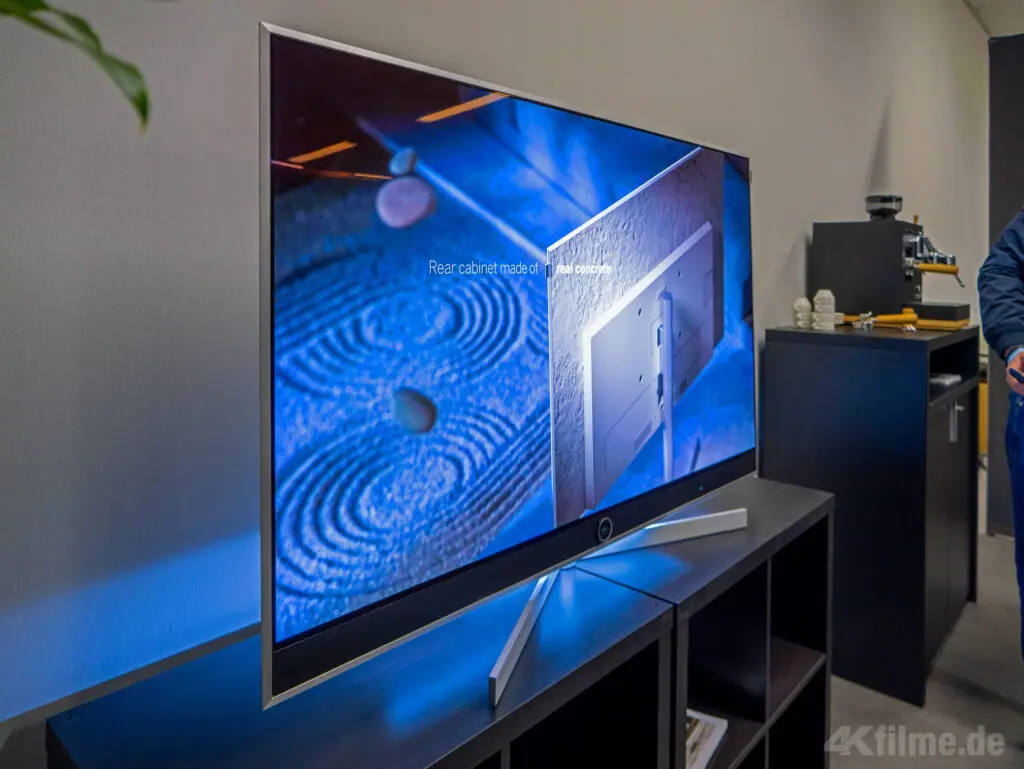 Hochwertige Materialien wie Aluminium oder Beton kommen beim Loewe Stellar OLED TV zum Einsatz. Das Display lässt sich schwenken, was dem Standfuß zu verdanken ist.