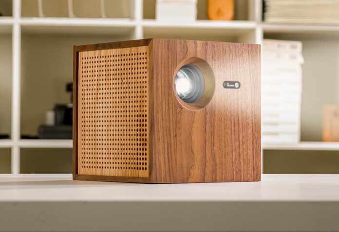 Der LightBoks-Beamer soll mit seinem Holzgehäuse punkten.