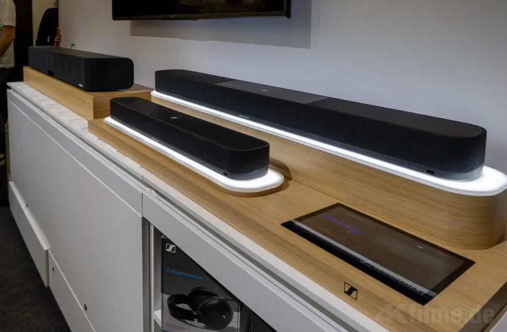 Größenvergleich der Soundbars: Die AMBEO Mini (vorne), AMBEO Plus (oben) und AMBEO MAX (Hintergrund) von Sennheiser