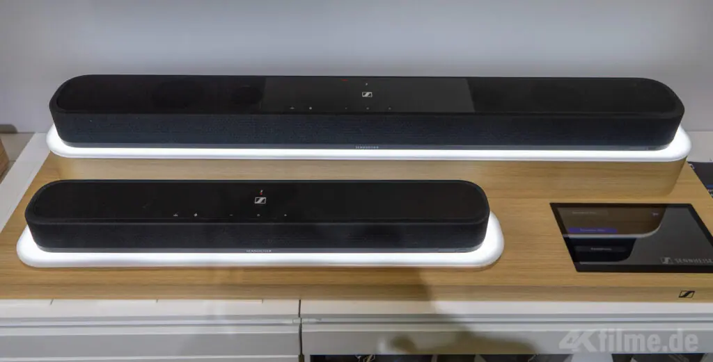Die Sennheiser AMBEO Soundbar Mini (unten), darüber die Plus-Variante