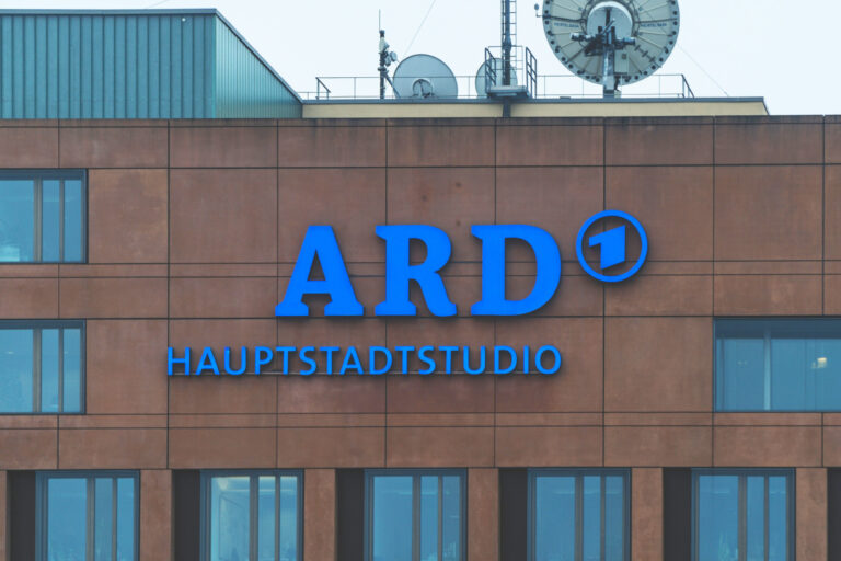 Drei Chefs der Öffentlich-Rechtlichen verdienen je über 340.000 Euro im Jahr