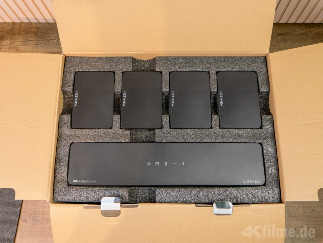Unter der Schaumstoffabdeckung pr&auml;sentiert sich die Ultimea Poseidon D80 Soundbar sowie die vier Surround-Lautsprecher