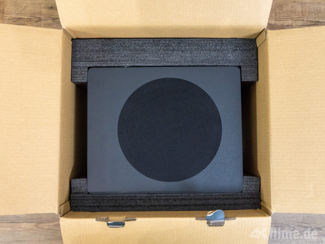 Danach begr&uuml;&szlig;t uns der drahtlose Subwoofer mit 8 Zoll Treiber