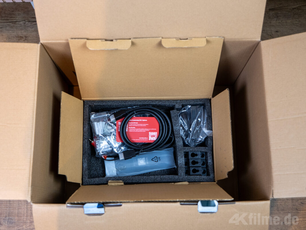 Zuletzt die Box f&uuml;r das Zubeh&ouml;r, Kabel, Fernbedienung und Co.