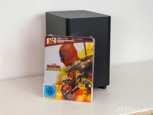Stellt man eine 4K Blu-ray daneben, wird klar, wie mini der Subwoofer eigentlich ist.