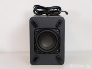 Der 4-Zoll-Treiber (ca. 10 cm) des Subwoofers ist nach unten gerichtet.