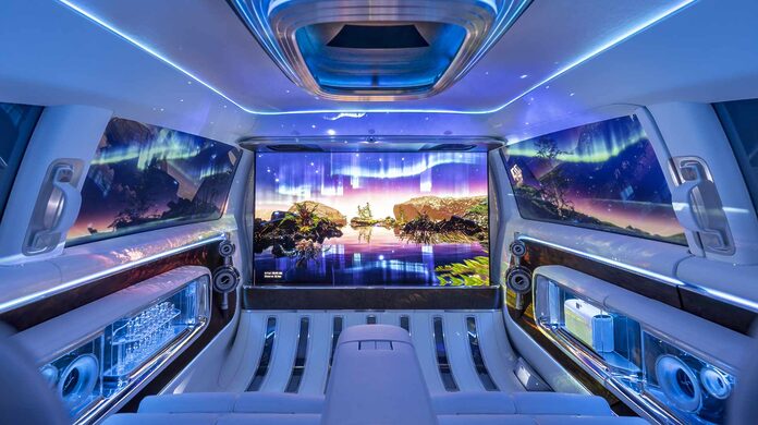 Mercedes-Benz hievt in seinen Vision V 42 Lautsprecher mit Dolby Atmos sowie einen 65-Zoll-TV.