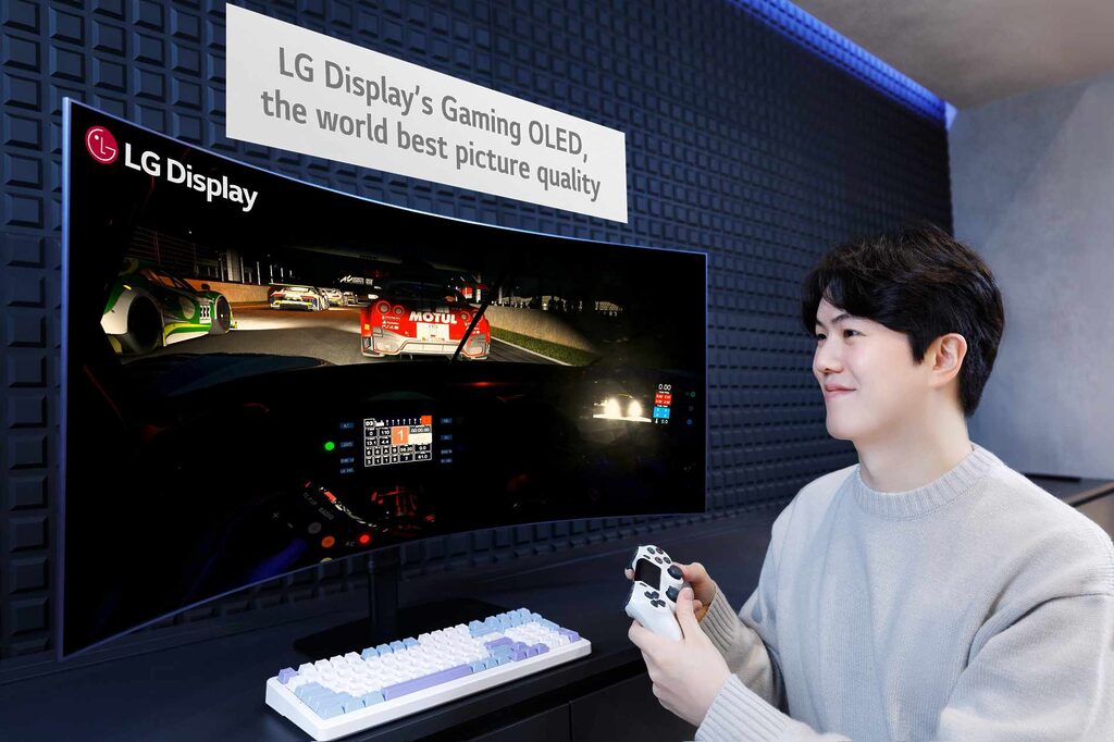 LG Display zeigt als Referenzmodell einen OLED-Monitor mit 45 Zoll und 5K-Auflösung.