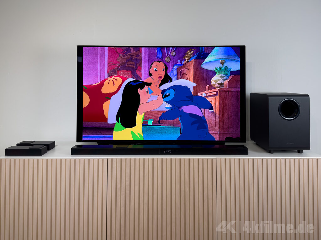 Die Ultimea Nova S90 Dolby Atmos Soundbar in Aktion mit "Lilo & Stitch" (Surround-Lautsprecher liegen im Bild, um den Set-Umfang zu verdeutlichen).