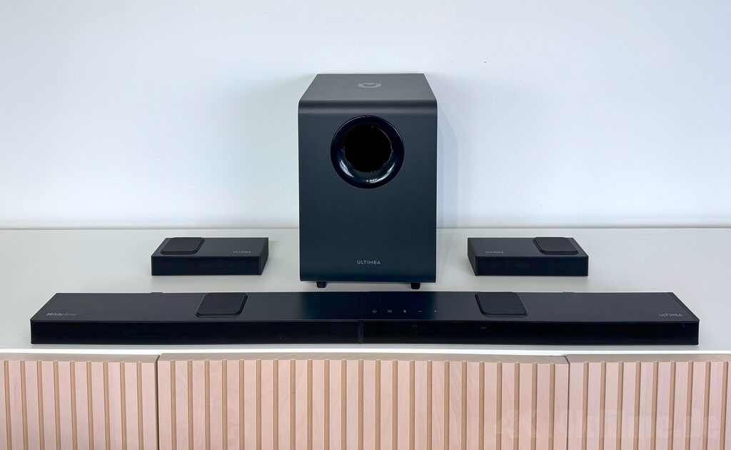 Die Hauptkomponenten der Ultimea Nova S90 mit der Soundbar, Subwoofer und zwei Surround-Lautsprechern