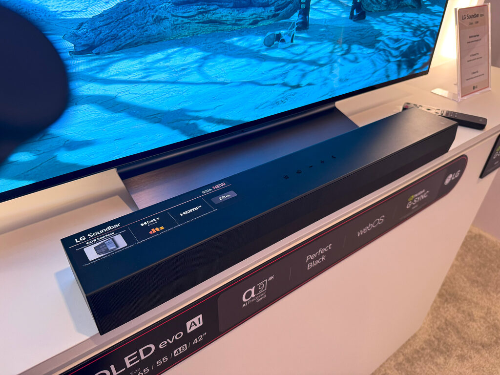 Der flache Standfuß begleitet die 2025 C5 OLED TVs in den Größen zwischen 48 und 83 Zoll