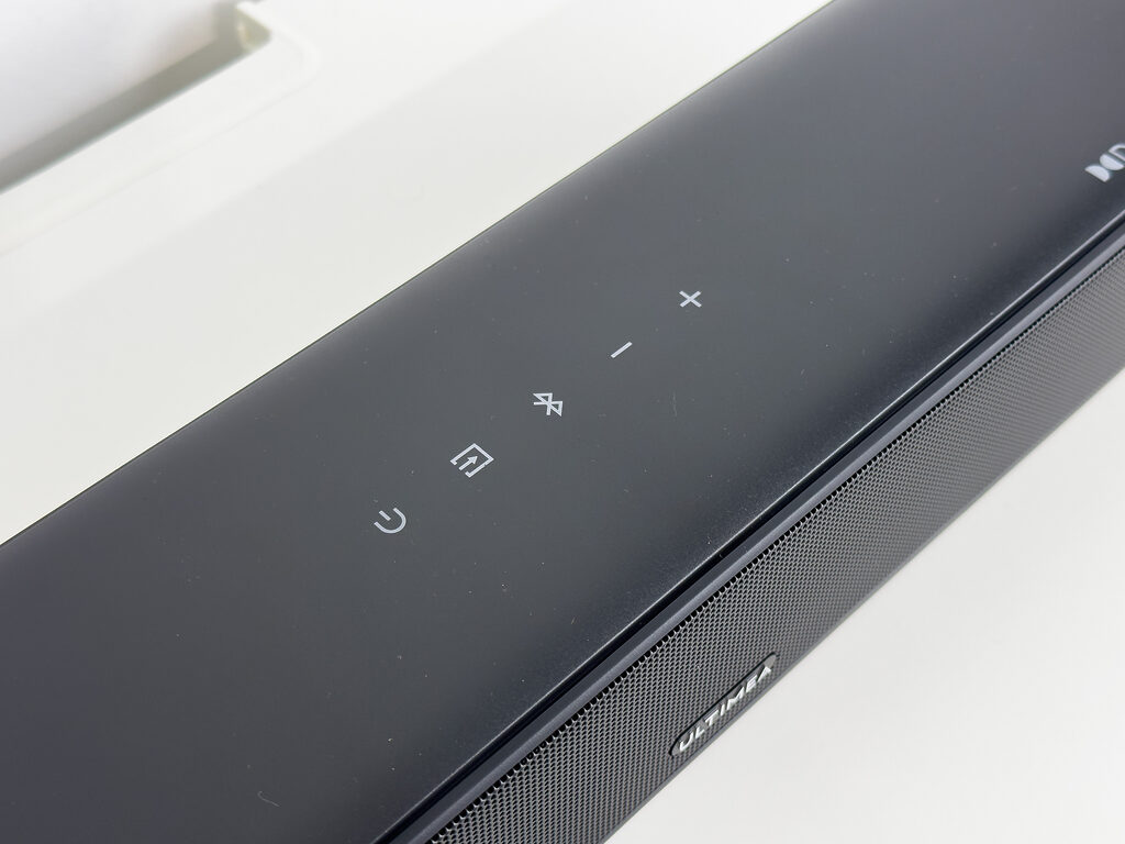 Das Touch-Bedienfeld auf der Soundbar der Ultimea Aura A60