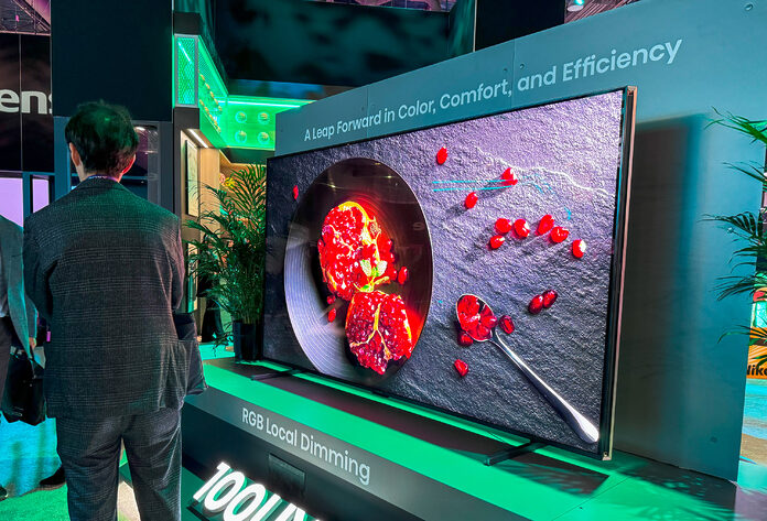 Der Hisense UXQ 116 Zoll Trichroma Mini-LED-TV mit RGB Local-Dimming erscheint im zweiten Halbjahr 2025 in Deutschland.