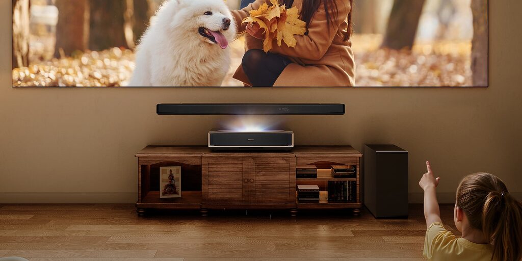 Der Hisense PT1 ist ein neuer Heimkino-Beamer für 2.499 Euro.