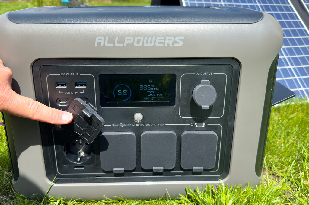Die Anschlüsse an der Front der AllPowers R1500: Vier Schuko-Stecker begleitet von zwei USB-A, zwei USB-C und einer 12V-Kfz-Dose.