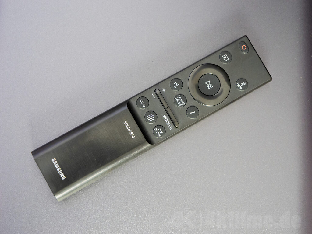 Die Fernbedienung der Samsung HW-Q995GF Soundbar