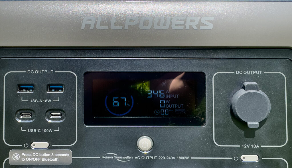 Die Ladeleistung der R1500 mit dem 400 Watt Solarmodul peakt bei uns bei ca. 380 Watt bei ungehinderter Sonneneinstrahlung