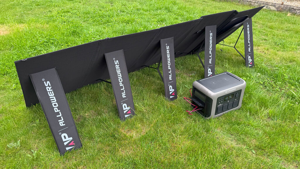 Das Solarpanel mit 400 Watt ist nicht gerade leicht, steht mit den fünf Stützen aber sehr stabil. Schlaufen an der Oberseite des Solarpanels sind für eine Befestigung mit den Kletterhaken gedacht. Dahinter die R1500 Akkubox von AllPowers.