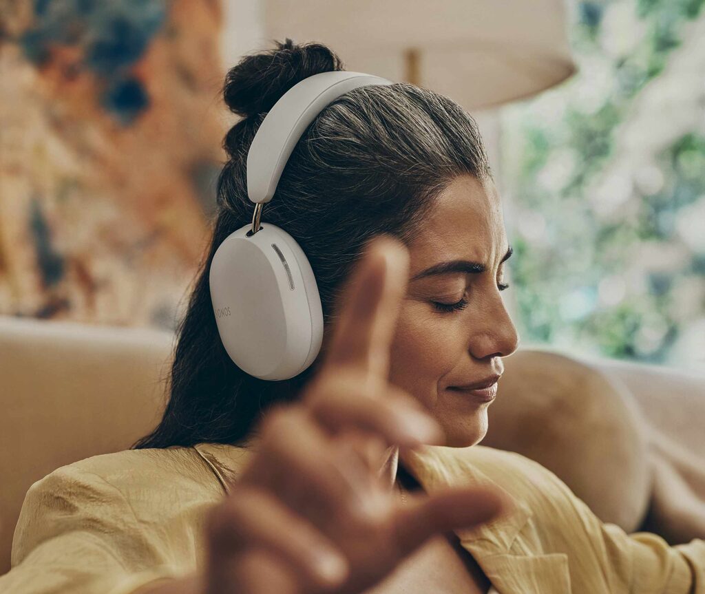 Die Sonos Ace erhalten "TrueCinema" für einnehmenden Kino-Sound.