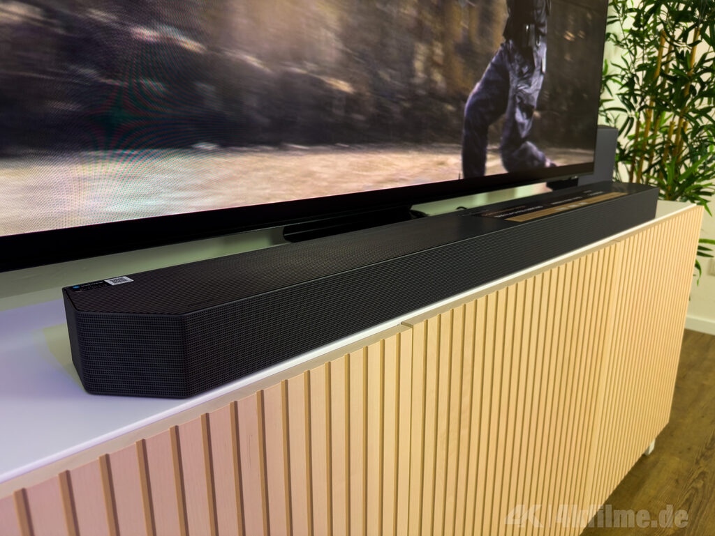 Wie gut sich die Soundbar der HW-Q995GF und der Subwoofer ergänzen, merkt man erst, wenn man den Subwoofer einmal bewusst vom Strom trennt.