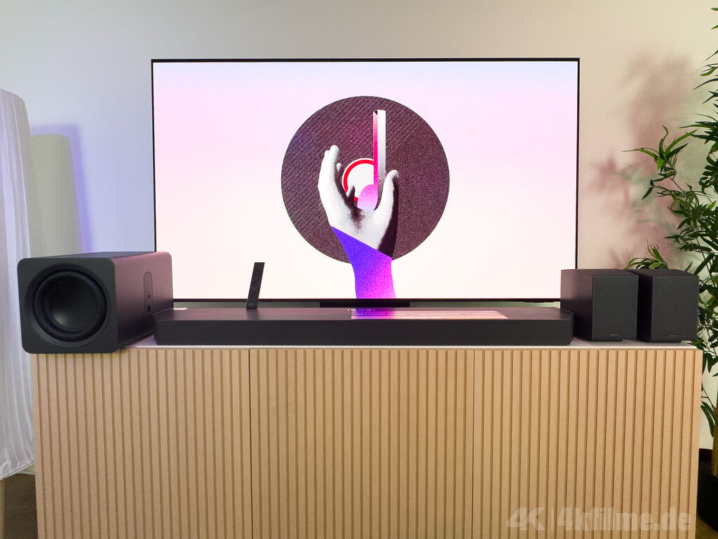 Die Samsung HW-Q995GF bestehend aus Subwoofer, Soundbar und zwei Rear-Lautsprechern + Fernbedienung