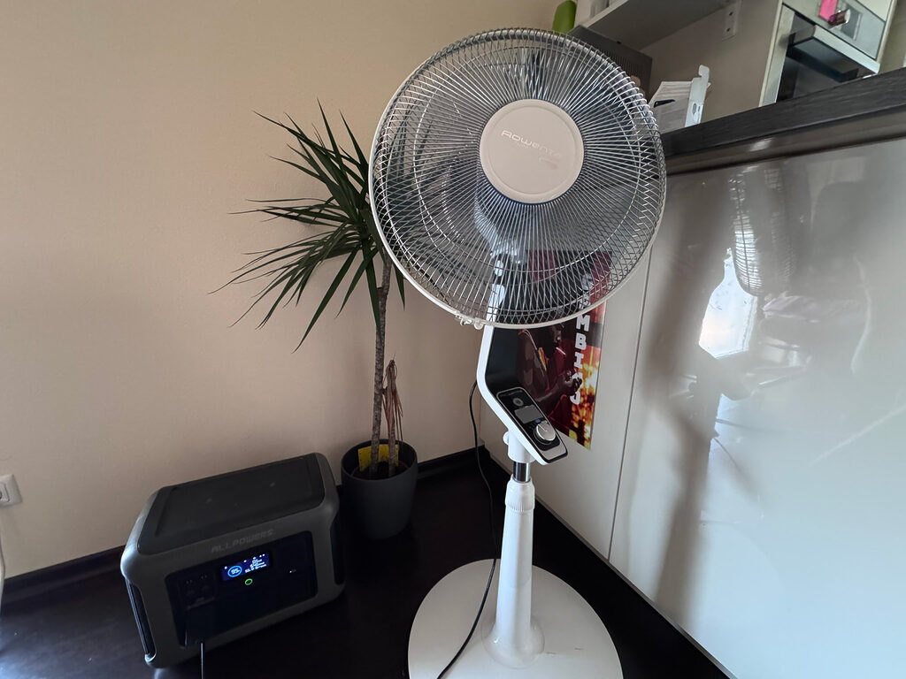 In den letzten Tagen des Tests, kam die R1500 vor allem in Kombination mit einem Ventilator zum Einsatz (bitte den toten Palmen-Setzling im Hintergrund ignorieren!)