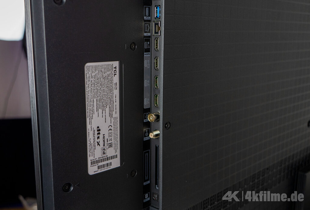 Die Anschlüsse auf der Rückseite des TCL C7K inkl. HDMI 2.1, Triple-Tuner, Ethernet uvm.