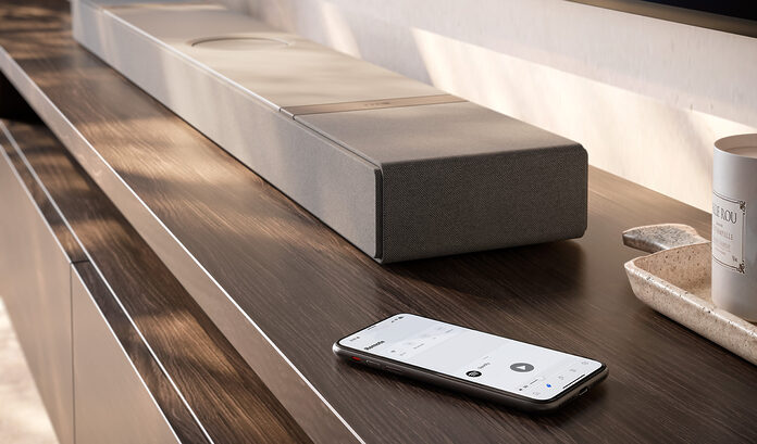 Die KEF XIO bietet auch smarte Zusatzfunktionen.
