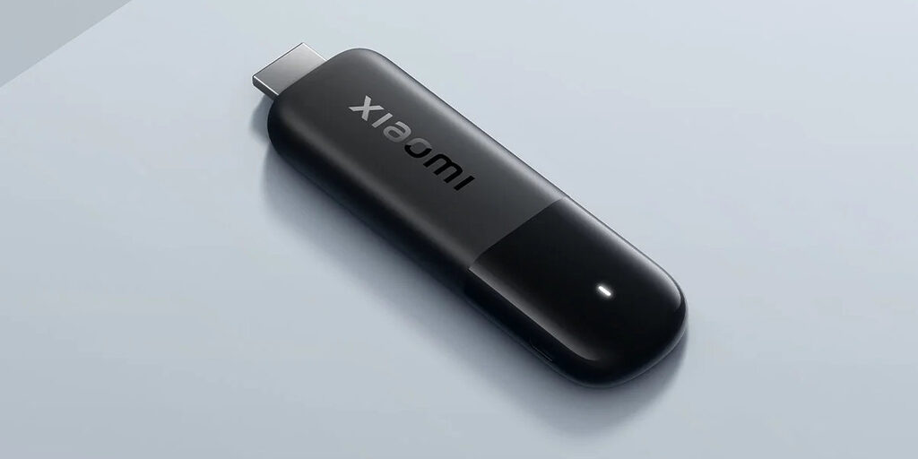 Der Xiaomi TV Stick 4K (2. Gen.) nimmt am Fernseher wenig Platz ein.