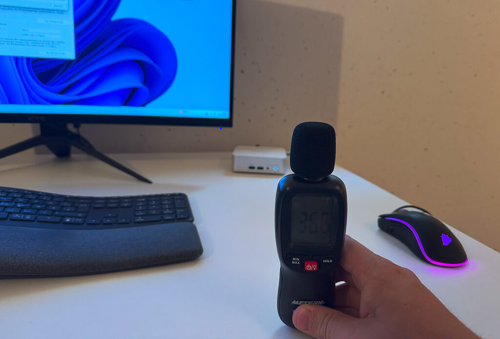 Auf dem Gerät läuft gerade ein Benchmark und der Lüfter ist mit rund 36 dB(A) nicht wirklich hörbar (Entfernung 40 cm)