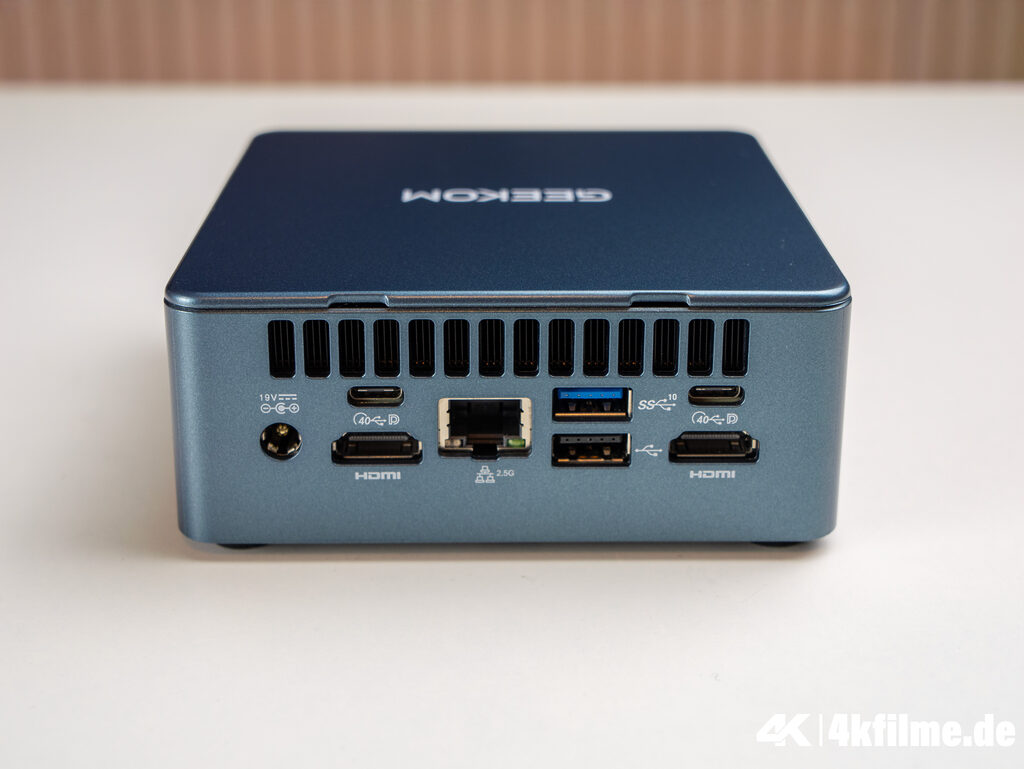 Die meisten Anschlüsse befinden sich jedoch auf der Rückseite inkl. zwei USB-C-Ports mit 40 Gbit/s - Geekom IT12 2025-Version